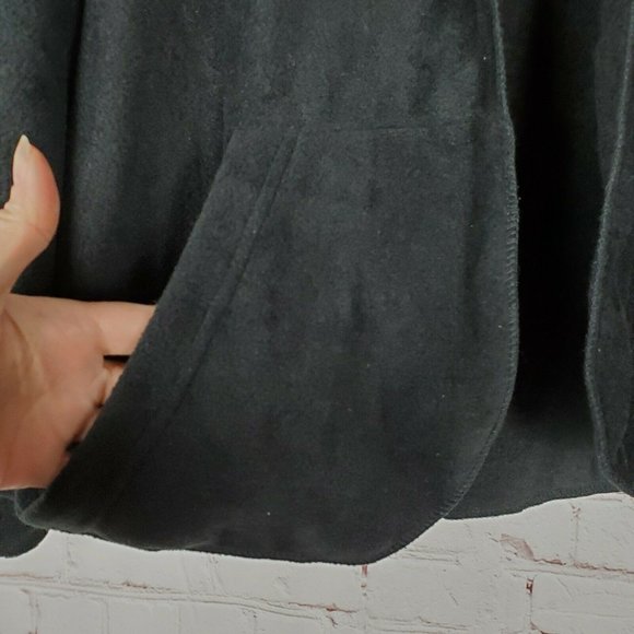 35 Degrees Below Fleece Wraparound Womens Small/Medium Black Shawl w/Pockets - Picture 8 of 9